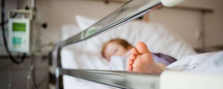 Поки мати пиячила: у Польщі 2-річна дитина українки розбила голову