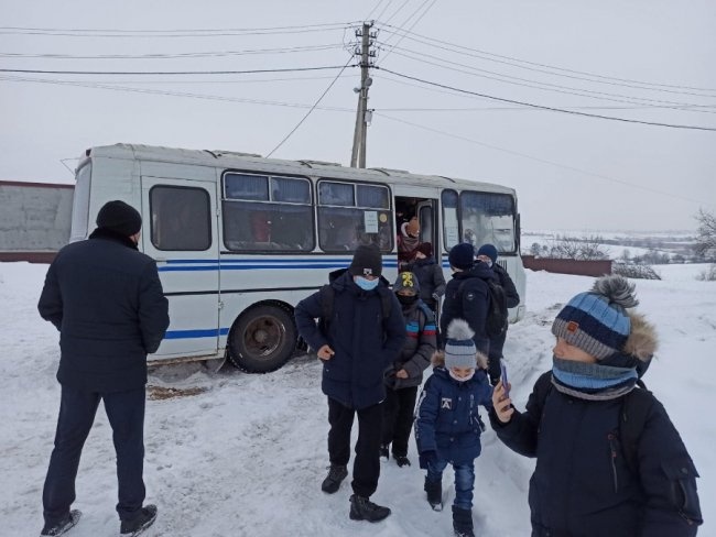 На Волині автобус з учнями застряг у снігу дорогою до школи
