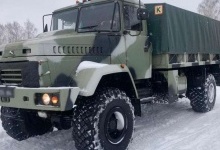 У Луцьку вантажівку зі снігу визволяли військовою спецтехнікою
