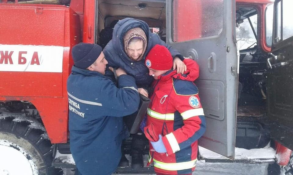 На Волині рятувальники допомогли доправити одиноку бабусю до лікарні