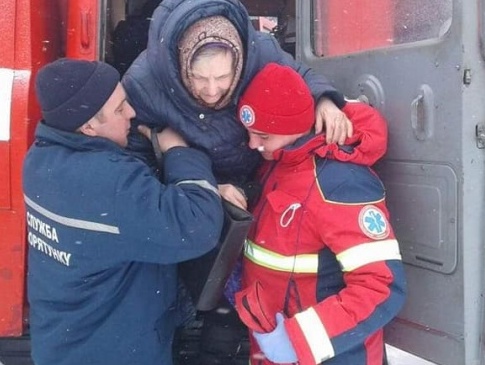 На Волині рятувальники допомогли доправити одиноку бабусю до лікарні