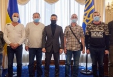 У Києві звільнених з полону моряків зустрів Зеленський