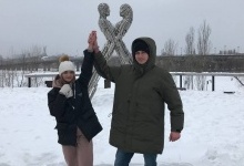 У Києві закохані прикували себе один до одного ланцюгом на 3 місяці