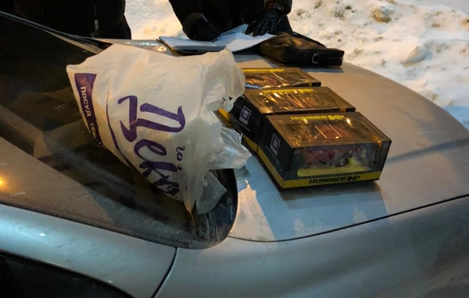 У Києві спіймали експравоохоронця, який перевозив кокаїн у дитячих іграшках