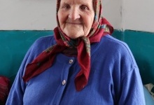 На Волині 93-річна жінка «бачить» хвороби пальцями