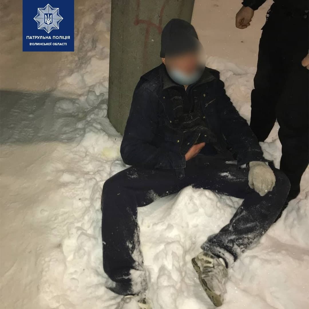 Лежав у снігу: у Луцьку врятували чоловіка, який був у безпорадному стані