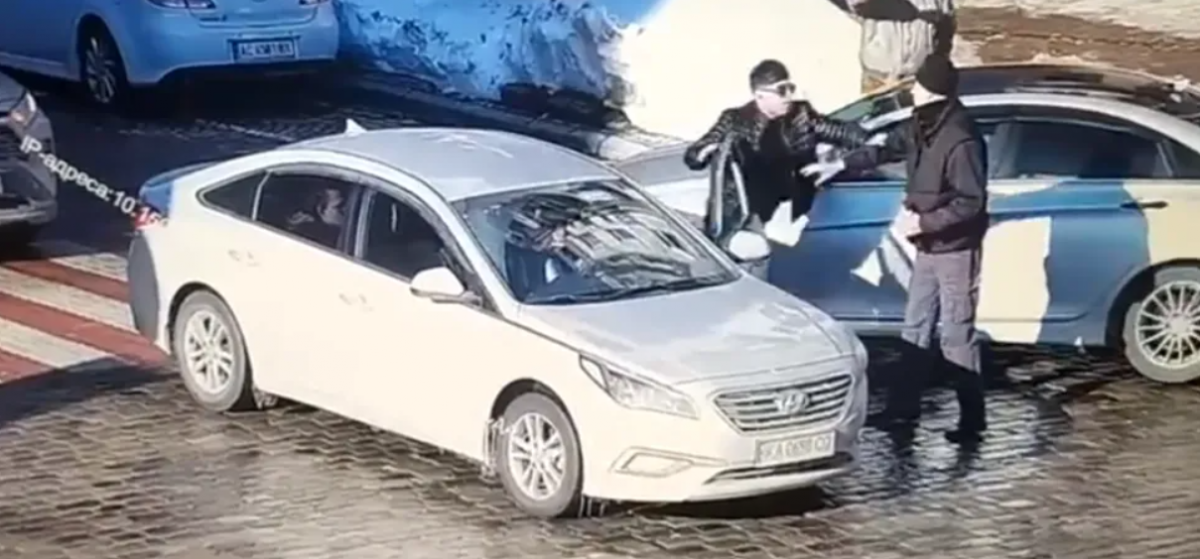 У Києві водій вискочив з авто і убив пішохода