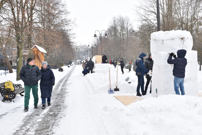 У Луцьку в парку проходить фестиваль снігових скульптур