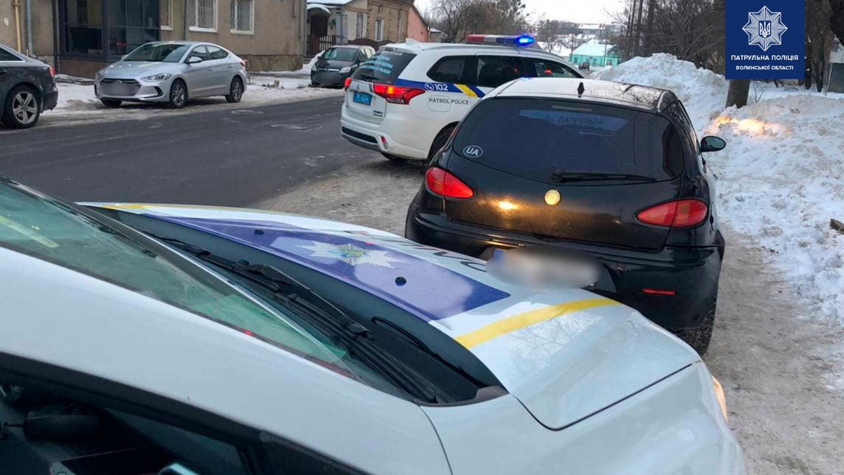 Без номерних знаків, прав і напідпитку: у Луцьку затримали 21-річного водія