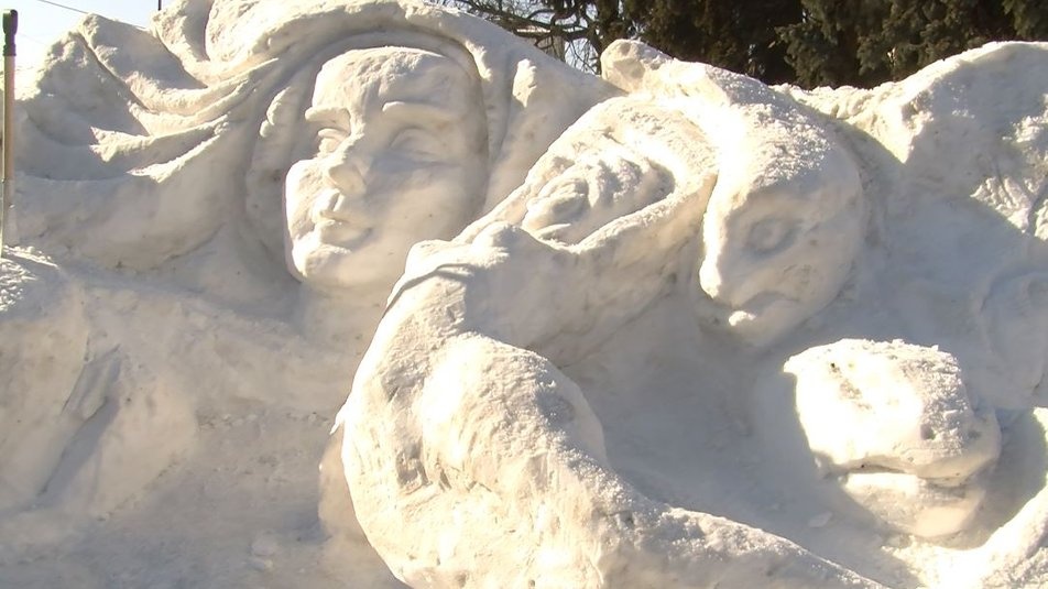 У центрі Луцька зі снігу вирізали Лесю Українку та персонажів «Лісової пісні»