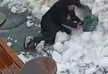 У центрі Києва жінці на голову впала брила льоду