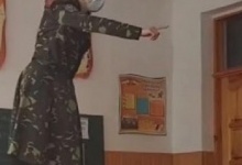 На Рівненщині вчителька «закликала до революції», стоячи на парті