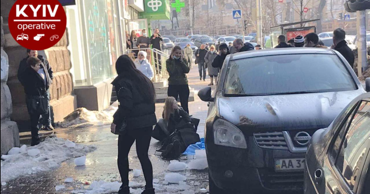 У Києві дівчині на голову впала величезна брила криги