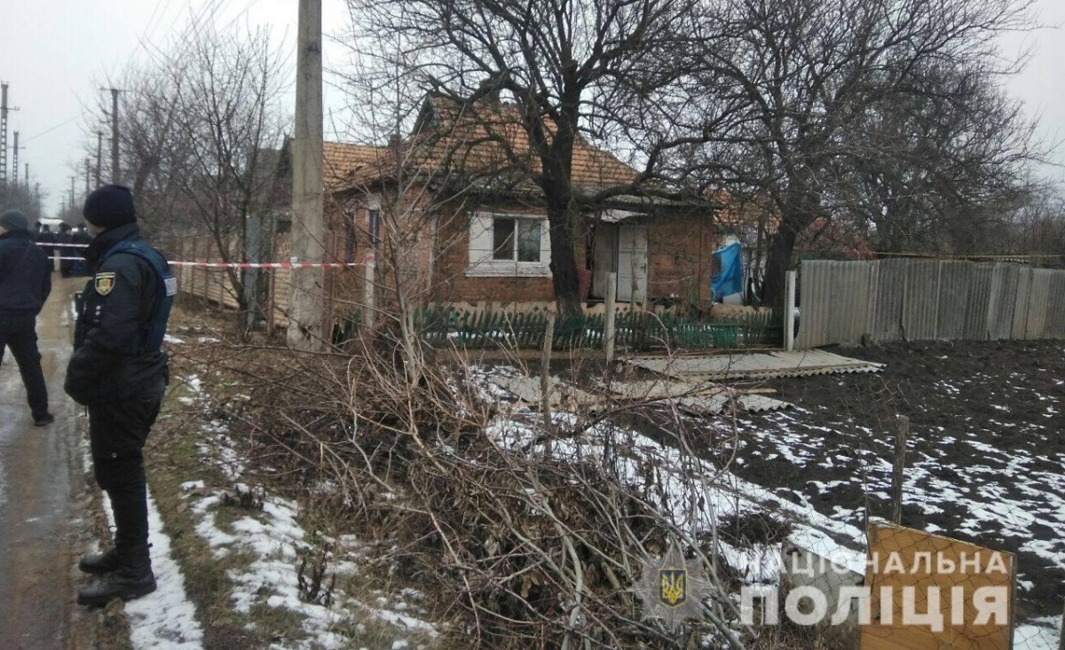 На Дніпропетровщині чоловік знайшов у будинку вбитого батька і непритомну матір