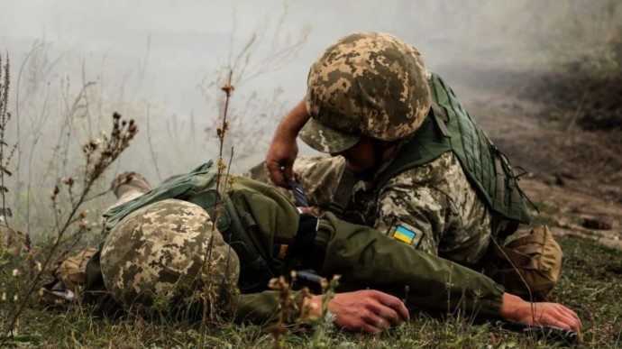 На Донбасі ворог поранинив 11 українських військових