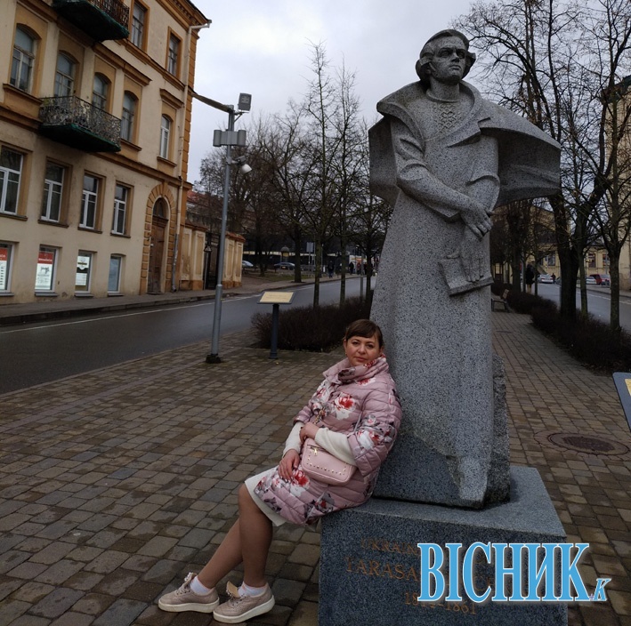 Наталія КРАВЧУК біля пам’ятника Кобзареві у Вільнюсі