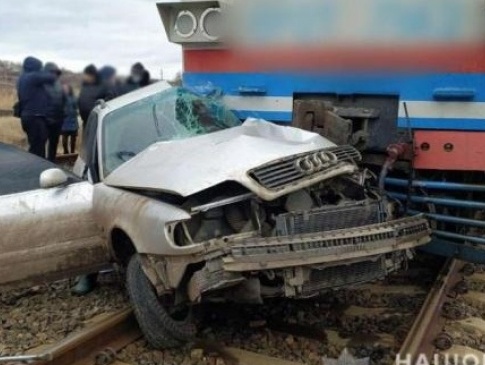 На Донеччині потяг збив авто зі священником