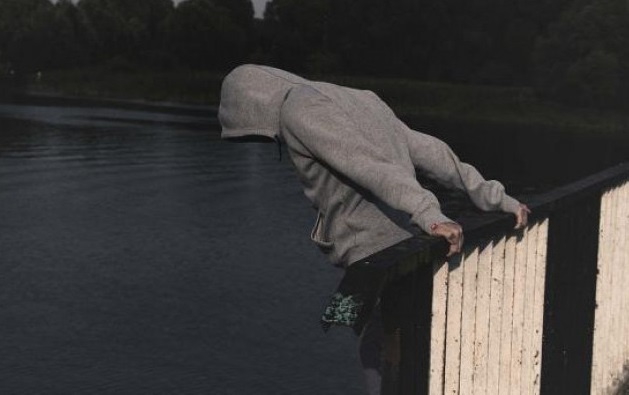 На Полтавщині жінки вхопили за ноги самогубця, який стрибнув з мосту