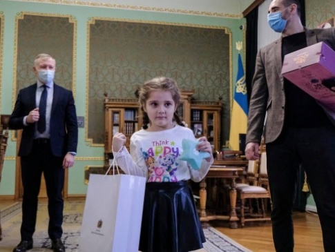 Зеленський подарував ляльку дівчинці, яку принизили в дитсадку у Чернівцях