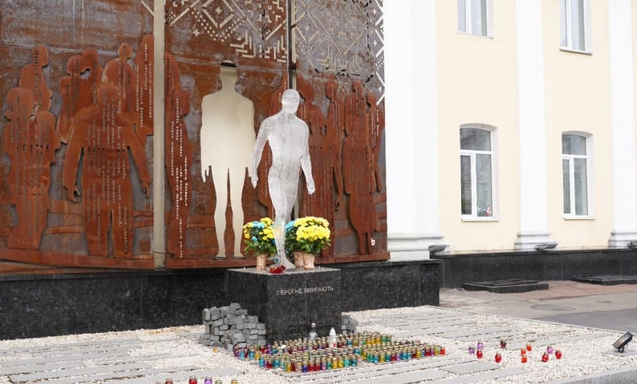 У Житомирі невідомий розбив пам'ятник Героям Небесної Сотні