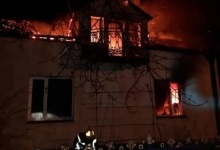 На Рівненщині зв’язали скотчем пенсіонерку і підпалили її будинок