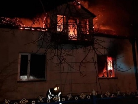 На Рівненщині зв’язали скотчем пенсіонерку і підпалили її будинок