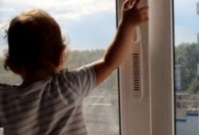 Була вдома сама: у Запоріжжі 6-річна дитина випала з вікна 9-го поверху