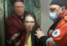 У Києві госпіталізували 32-річну жінку, яка знущалась над своєю дитиною