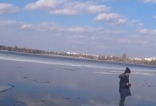 У Києві рибалка врятував дитину з річки за допомогою спінінга (відео)