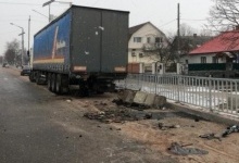 На Житомирщині авто влетіло у вантажівку: загинули троє молодих людей
