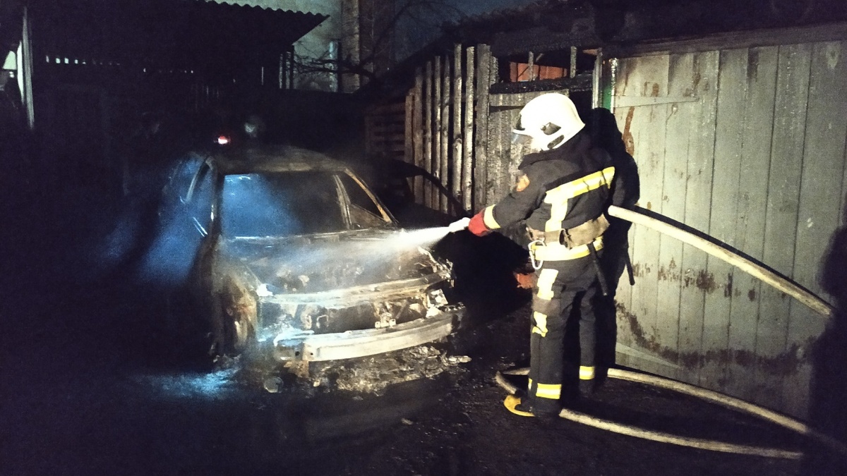 В гаражі волинян вщент згоріло авто