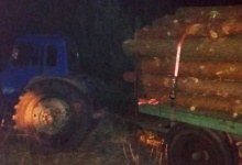 На Волині затримали вантажівку і трактор з незаконною деревиною