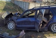 Аварія з постраждалими біля Луцька: авто злетіло з дороги і врізалося в дерево