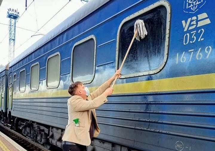 Іноземець шваброю помив брудне вікно поїзда «Укрзалізниці»
