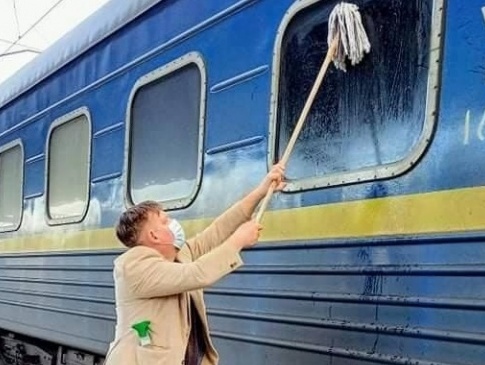 Іноземець шваброю помив брудне вікно поїзда «Укрзалізниці»