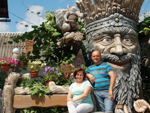 На Тернопільщині подружжя виготовляє казкові скульптури з дерева та бетону