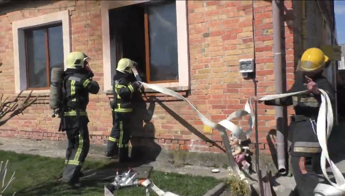 Біля Луцька гасили пожежу у житловому будинку