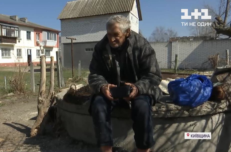 Біля Києва 75-річний чоловік живе у залізній будці