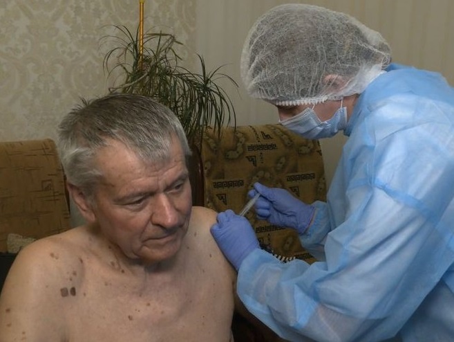На Волині 83-річний пенсіонер першим щепився китайською вакциною
