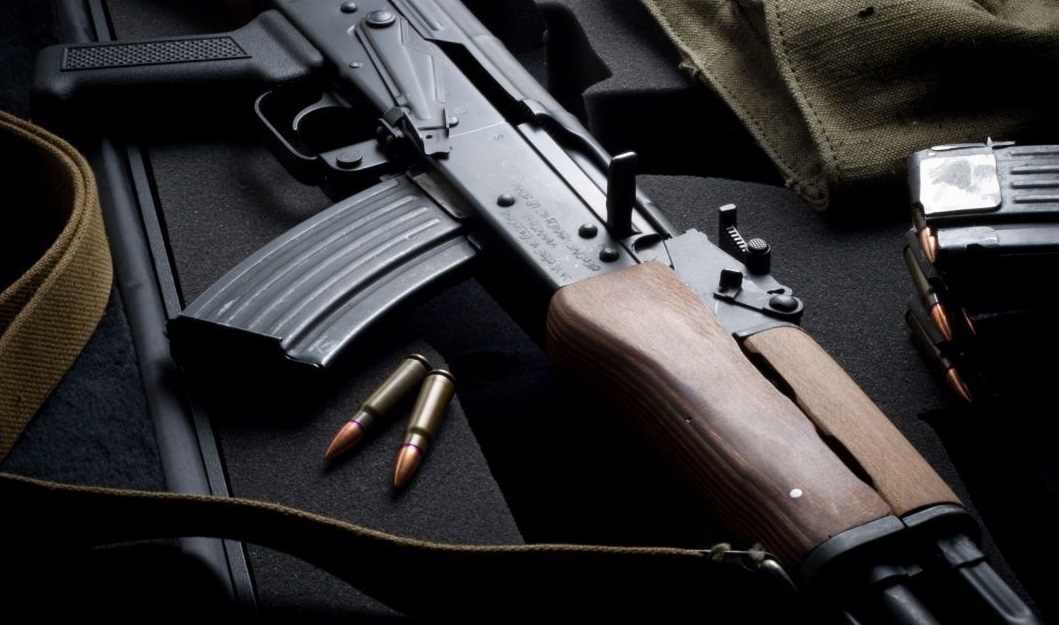 На Донбасі в 15-річну дівчину вистрелили з автомата