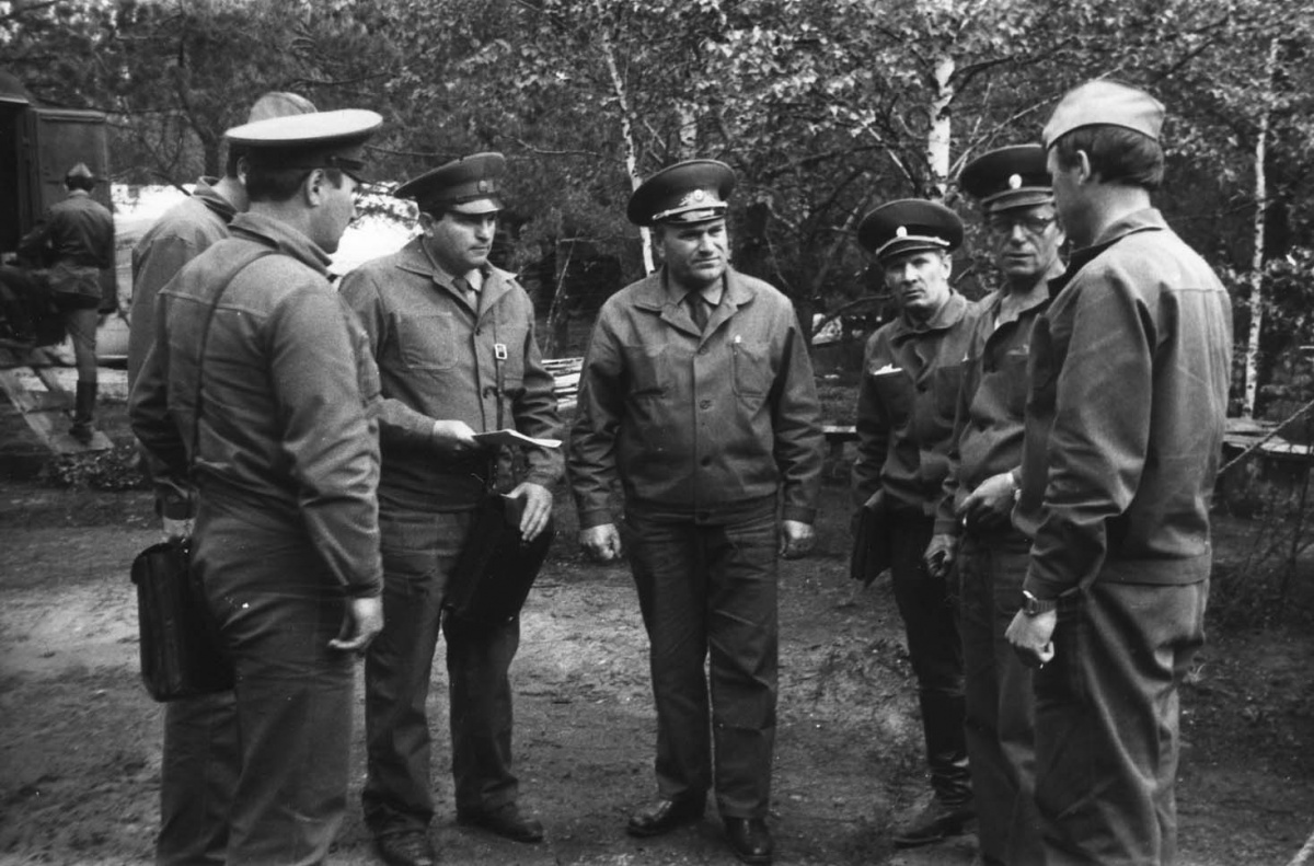 Анатолій АРХІПОВ (третій зліва) у Чорнобильській зоні