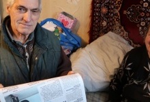 Волинянин читає улюблену газету «Вісник+К»  своїй незрячій дружині