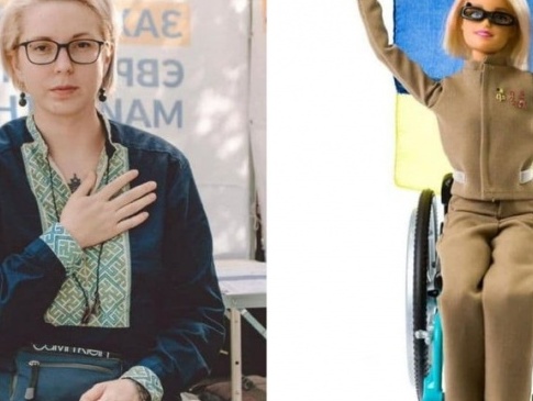 Волонтерка на інвалідному візку стала лялькою Барбі з синьо-жовтим прапором