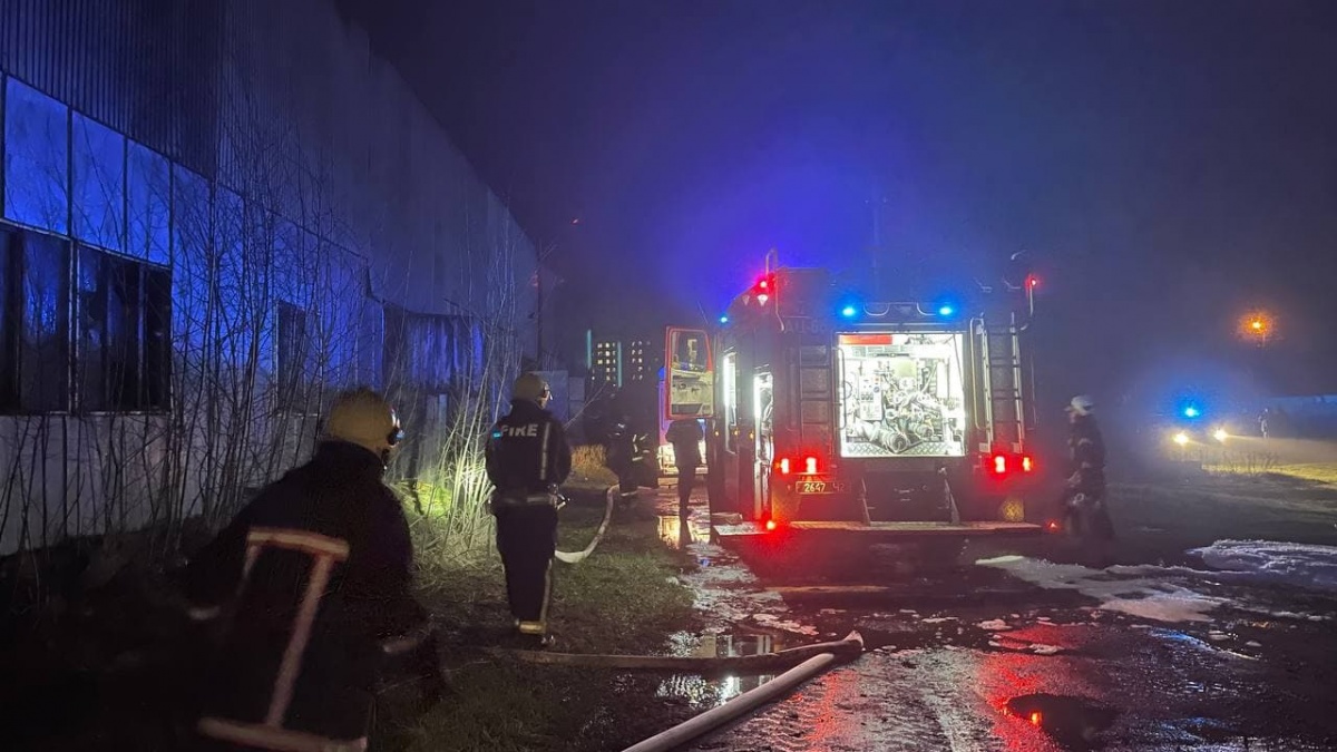 Подробиці пожежі в Луцьку, у якій вщент згоріли декілька автівок