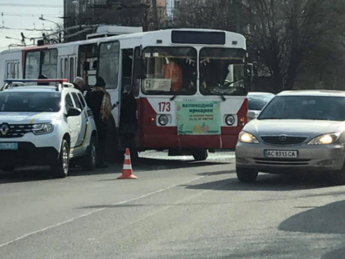 У Луцьку п’яний пасажир потрощив вікна у тролейбусі