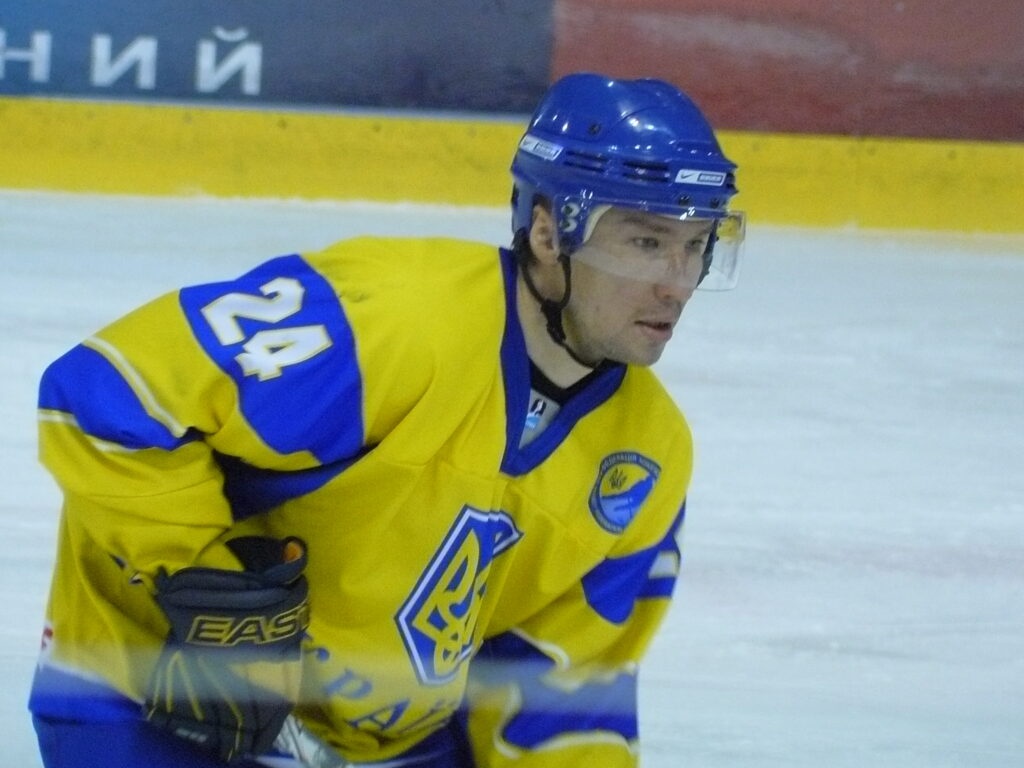 Колектори побили гравця збірної України з хокею та тримали у заручниках його родину
