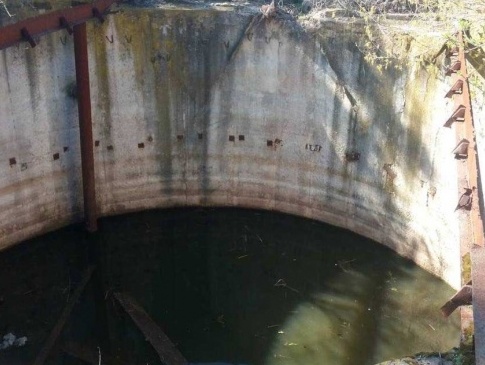 На Черкащині з 5-метрового резервуару з водою дістали дитину, чоловіка та собаку