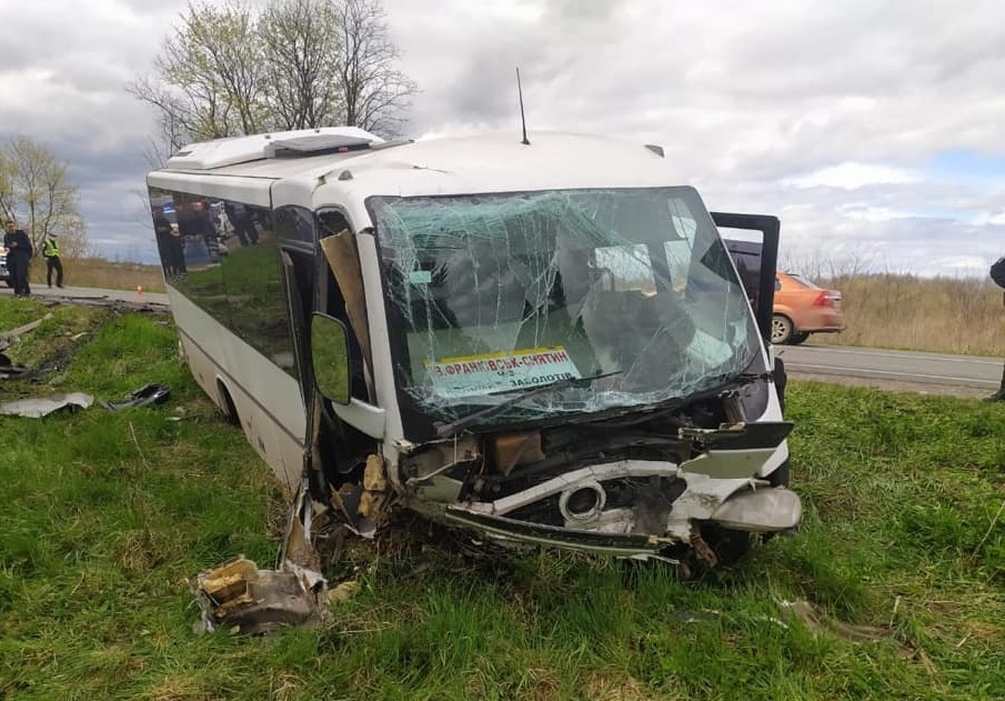 На Івано-Франківщині легковик зіткнувся з рейсовим автобусом: загинули 2 людини