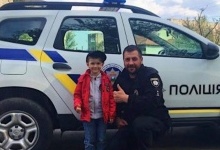 Здійснив заповітну мрію: на Волині поліцейський покатав у авто 5-річного іменинника