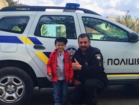 Здійснив заповітну мрію: на Волині поліцейський покатав у авто 5-річного іменинника